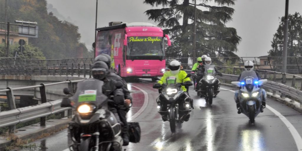 Maltempo sul Giro: tappa tagliata e nuova partenza. Vegni: “Una decisione subìta, qualcuno pagherà”