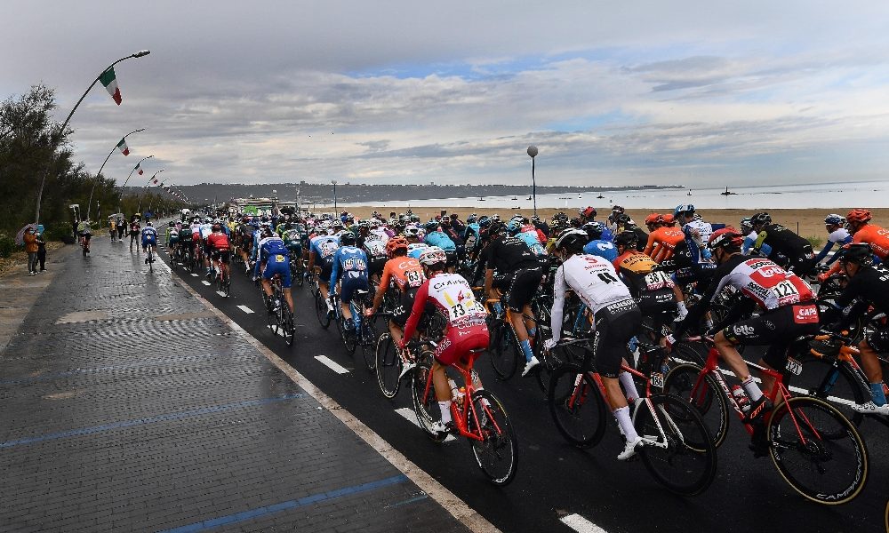 Giro: positivi al covid 2 ciclisti e 6 di staff
