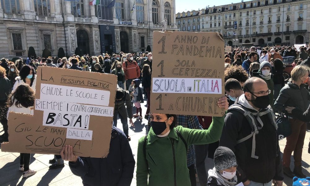 ‘Giù le mani dalla scuola’,a Torino protesta torna in piazza
