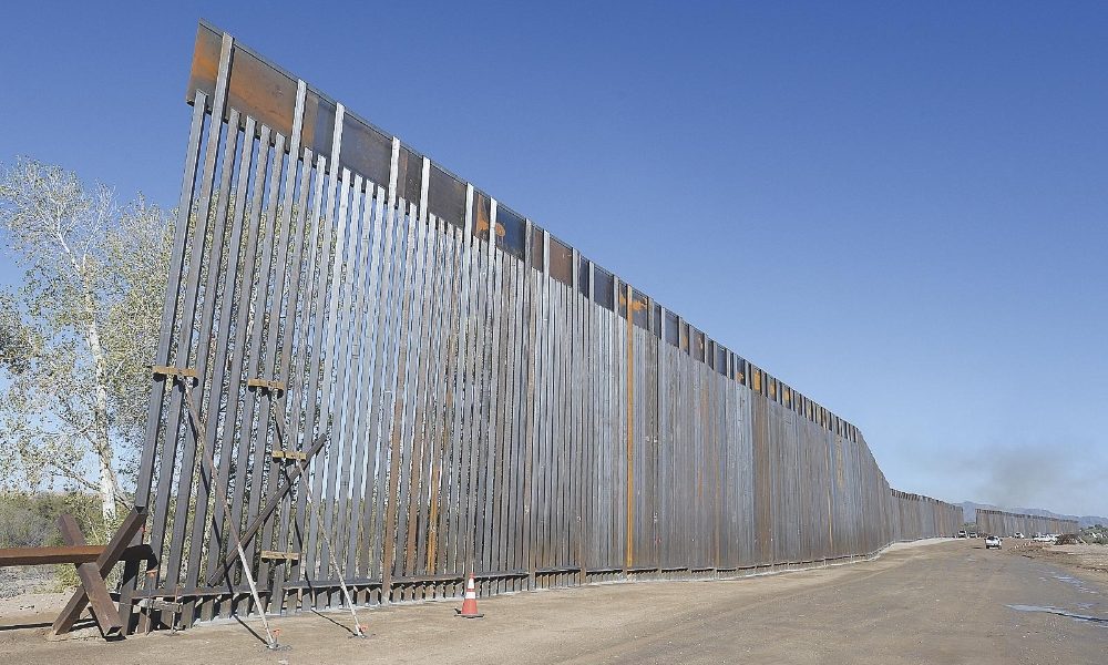 Giudice blocca fondi per muro Messico