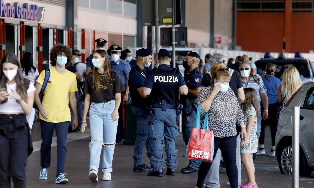 Green pass: a Milano pochi manifestanti fuori dalla stazione