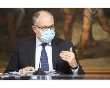 È morto l’anziano caduto dalla finestra
