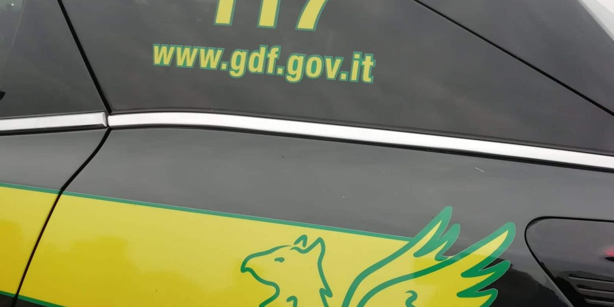Borse di marca per 20mila euro: fermato in dogana