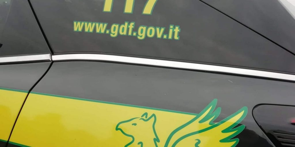Nell’auto nasconde monete d’oro e d’argento. Polacco fermato mentre transita dal valico di Oria-Valsolda