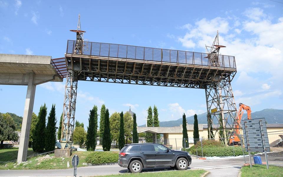 Merone, abbattuta la storica teleferica della cementeria