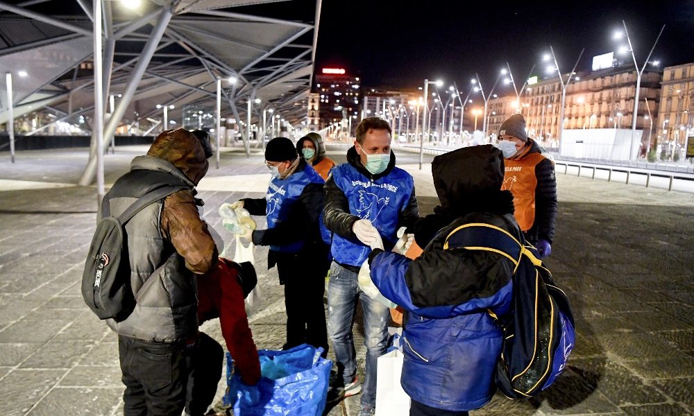 Homeless Napoli senza cibo e multati
