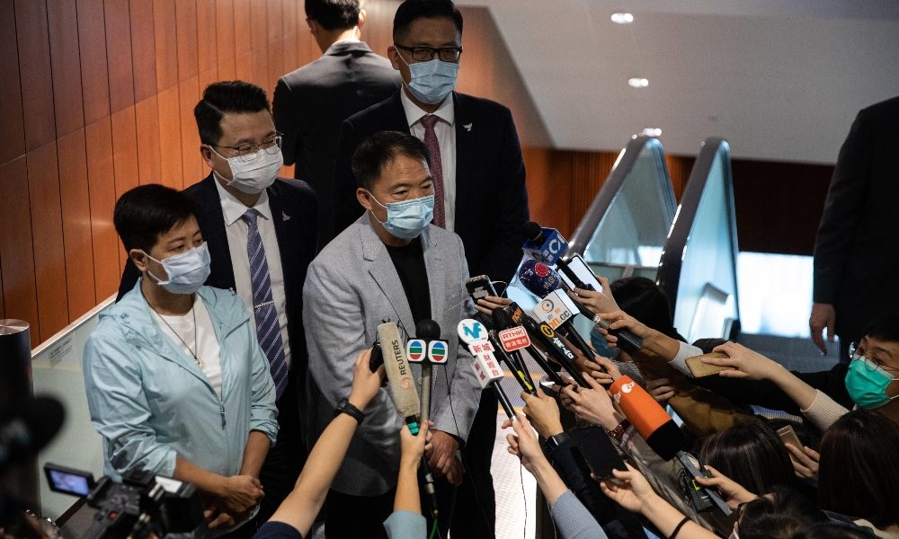 Hong Kong: Cina, dimissioni opposizione è sfida aperta