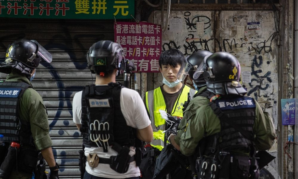 Hong Kong: arresto violento di dodicenne, bufera su polizia