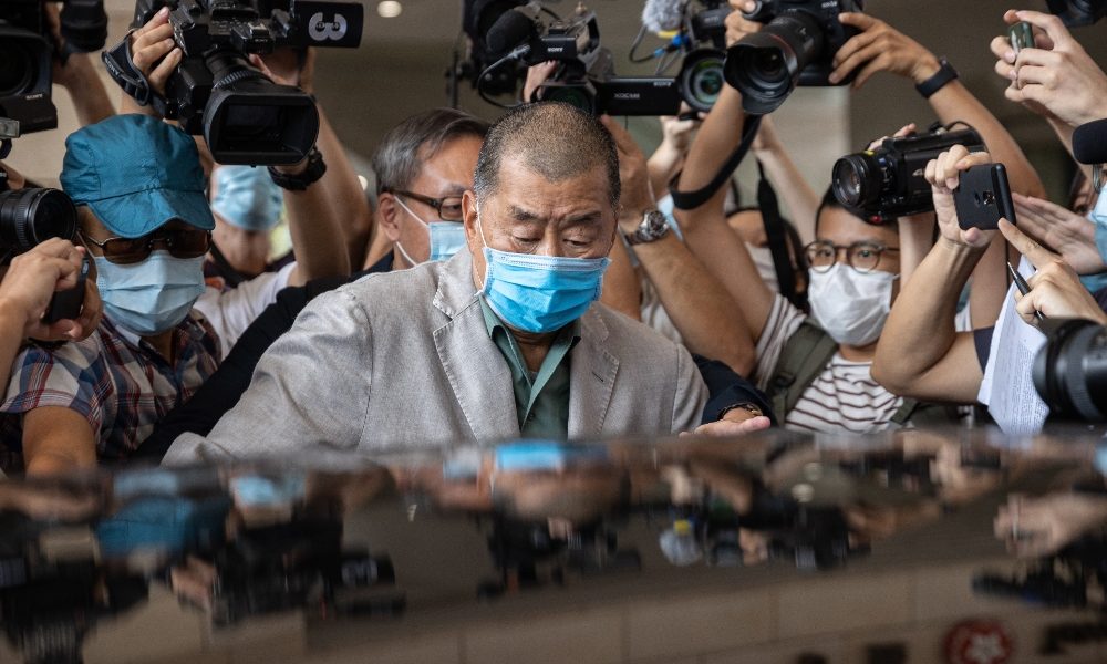 Hong Kong, il magnate pro democrazia rischia l’ergastolo