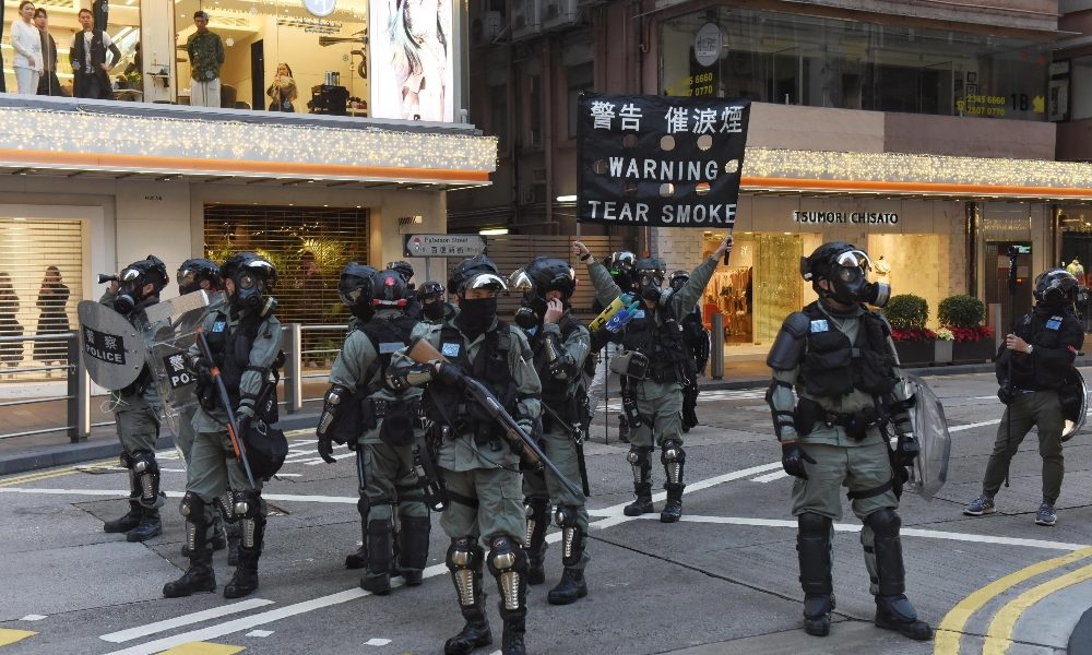 Hong Kong: polizia disinnesca due bome