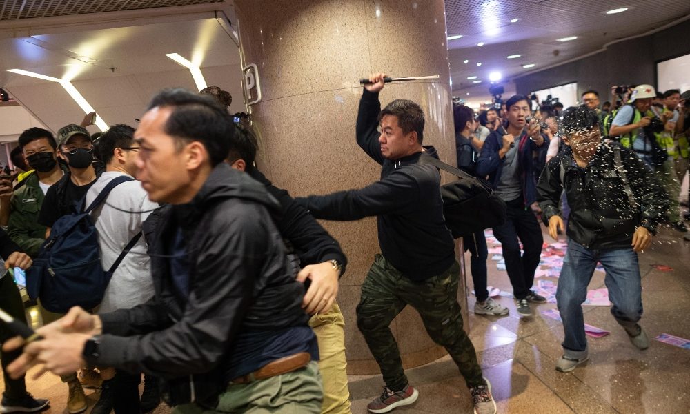 Hong Kong: scontri in centri commerciali