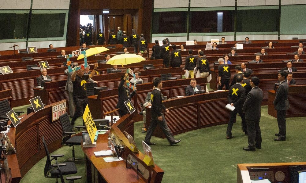 Hong Kong: si dimettono tutti i deputati pro-democrazia