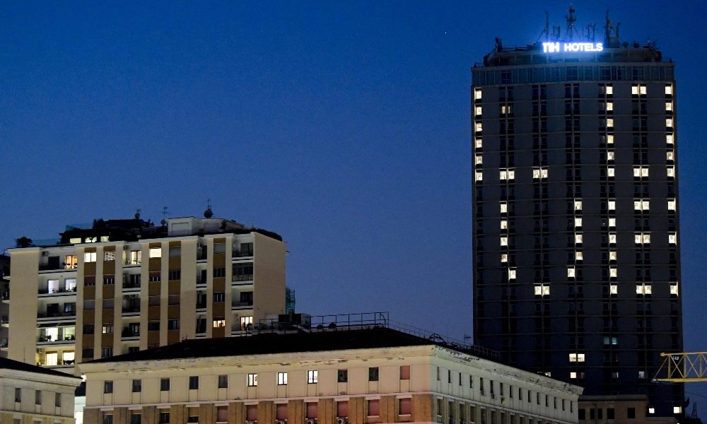 Hotel lancia messaggi speranza con luce
