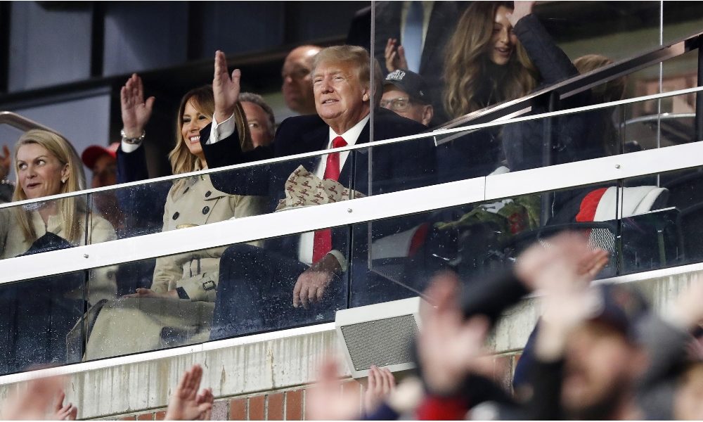 I Trump allo stadio fanno il tomahawk, gesto ritenuto razzista