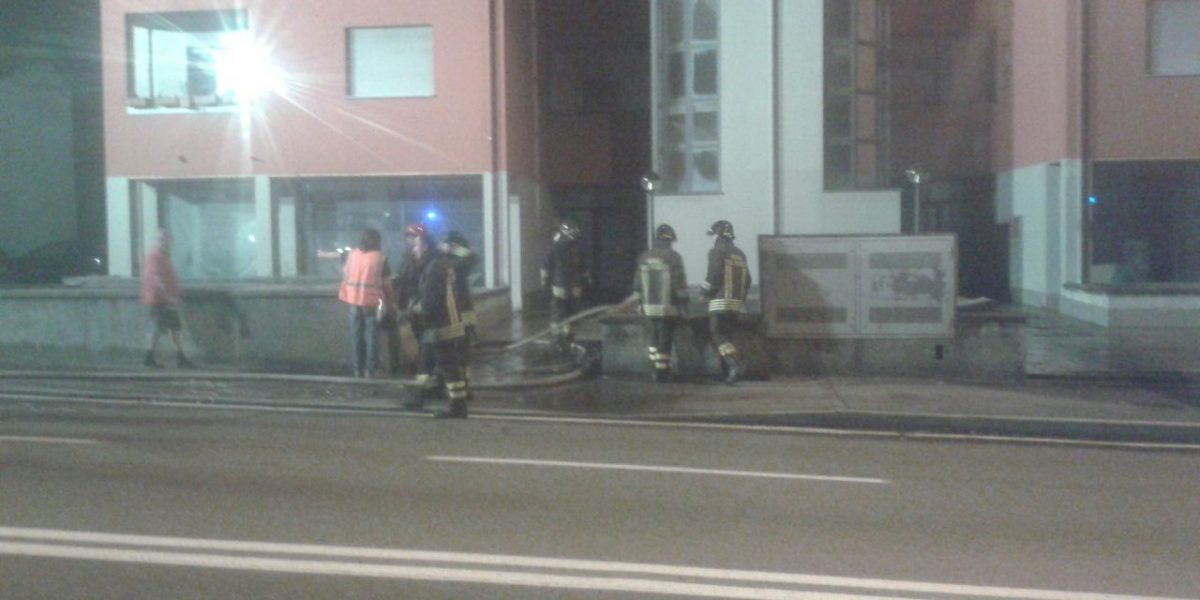 Como, incendio in via Napoleona. A fuoco due box