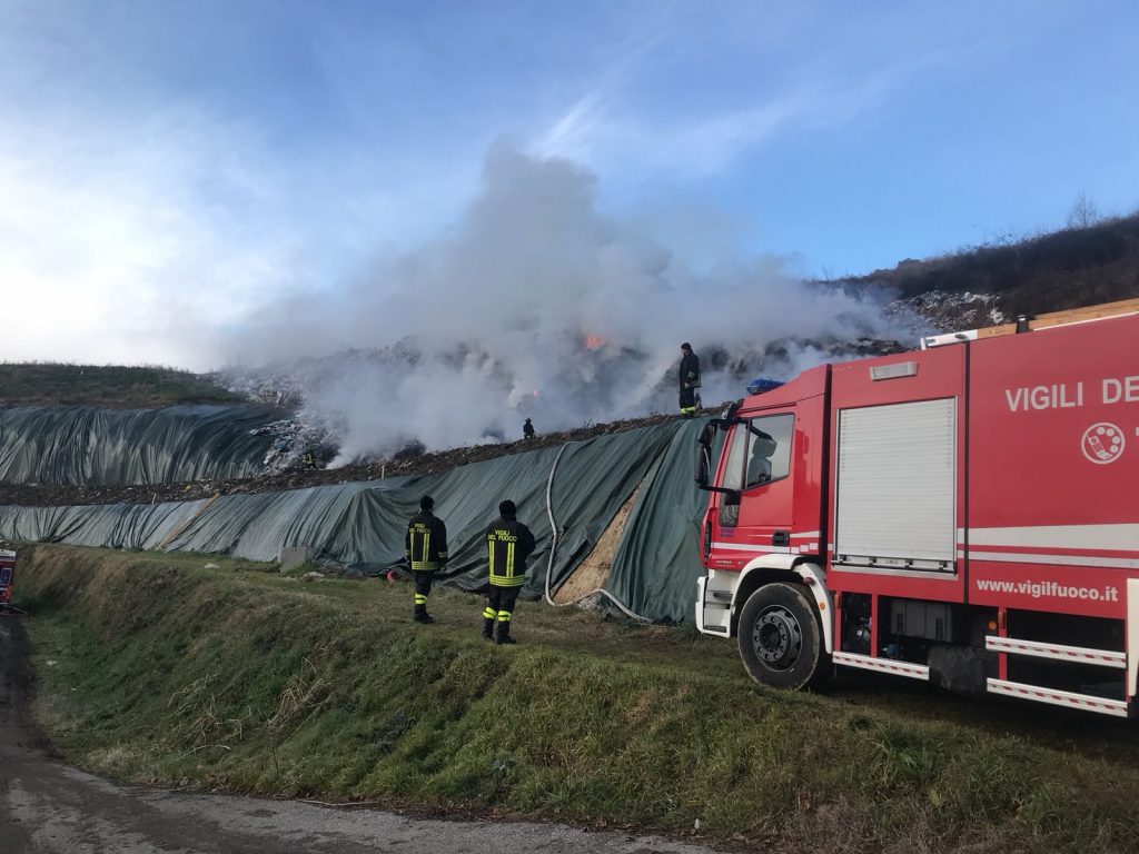 Incendio alla discarica di Mariano Comense