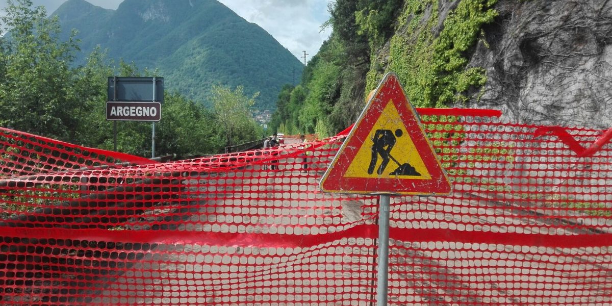 Regina riaperta. Festa in Svizzera: giornata di caos sulle strade del Comasco