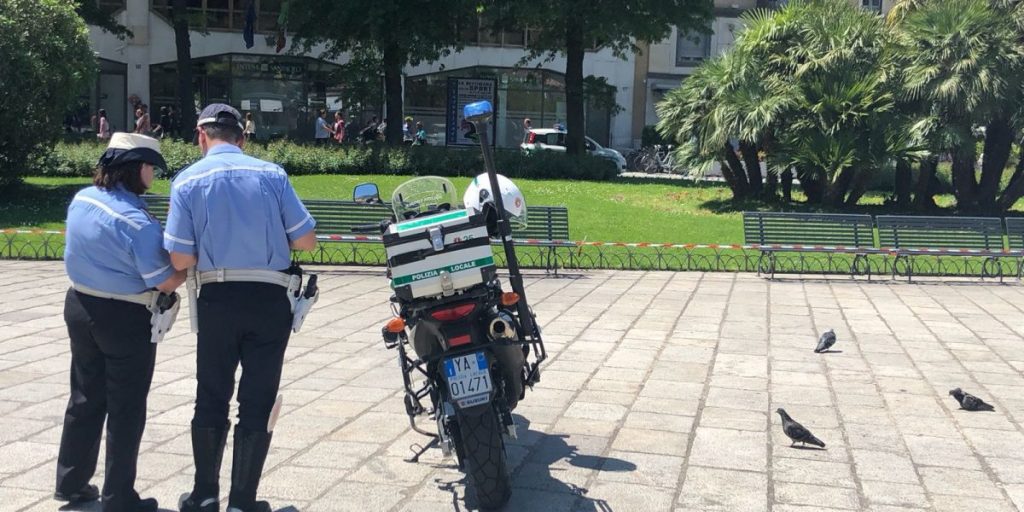Enorme sciame d’api in piazza Cavour. Vigili del fuoco all’opera. GUARDA Il VIDEO