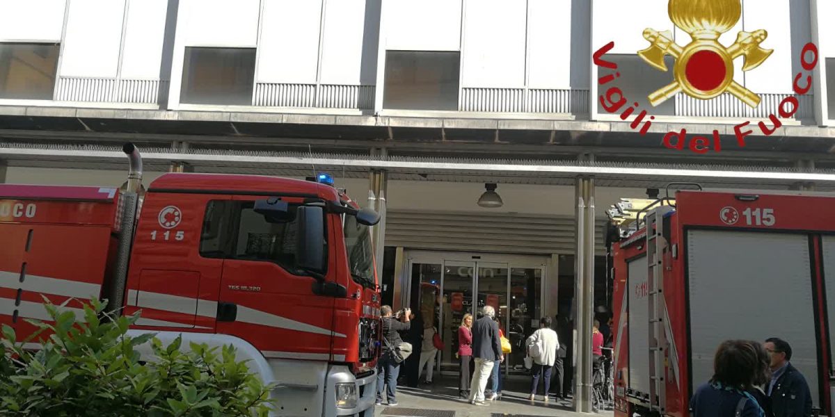 Fumo alla Coin di piazza Boldoni. Evacuati dipendenti e clienti