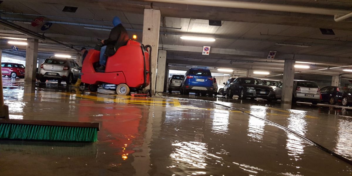 Allerta meteo, le piogge intense allagano il parcheggio dei dipendenti dell’ospedale Sant’Anna