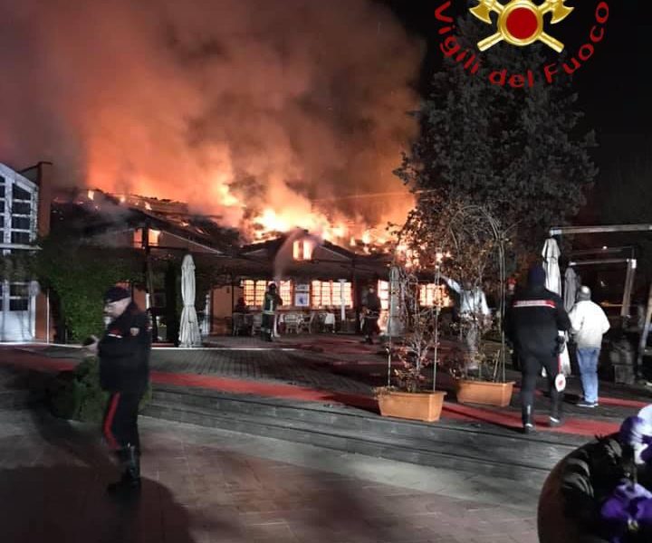 In fiamme un tetto a Novedrate. Sei squadre di pompieri al lavoro la notte passata