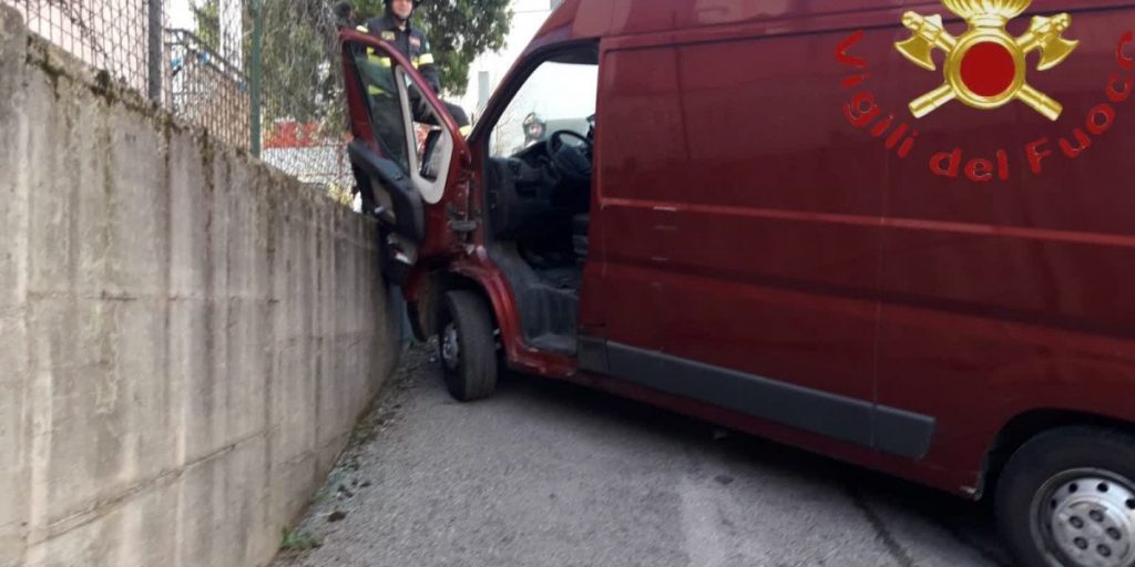 Mariano Comense, travolto dal suo furgone. Grave un 55enne