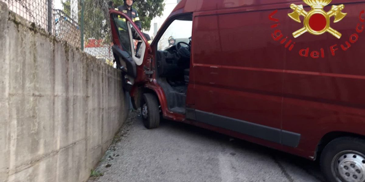 Mariano Comense, travolto dal suo furgone. Grave un 55enne