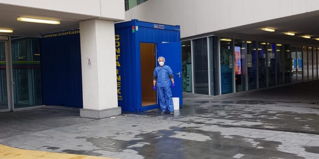La riorganizzazione dell’ospedale Sant’Anna: due container all’ingresso per misurare la febbre