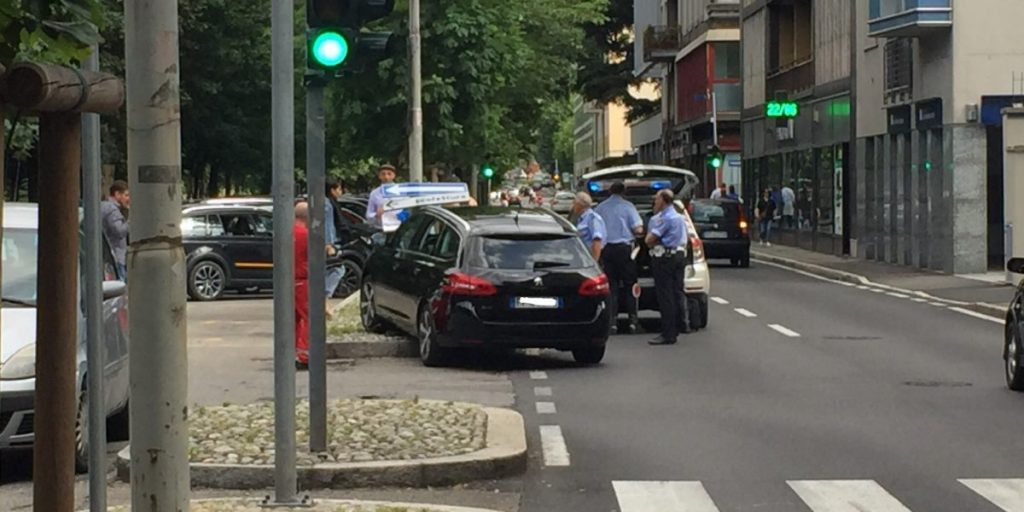 Incidente in viale Varese: contuse sette persone. Auto sull’isola pedonale