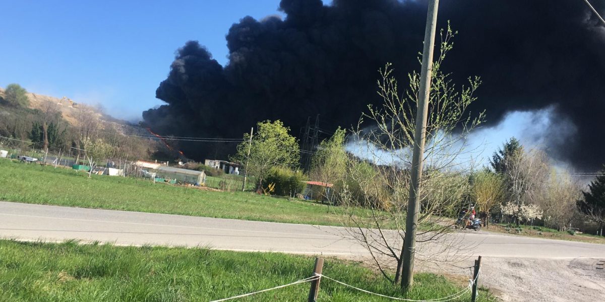 Incendio in discarica a Mariano: c’è un ferito. Il sindaco: “Chiudete le finestre”