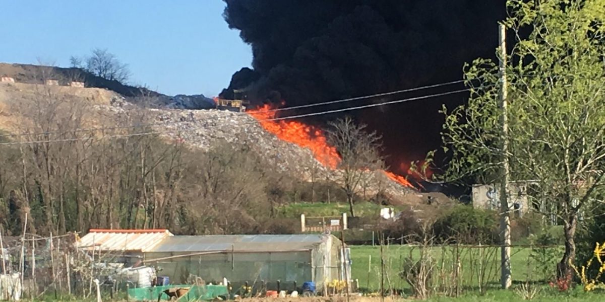 Furioso incendio a Mariano Comense: in fumo una montagna di rifiuti