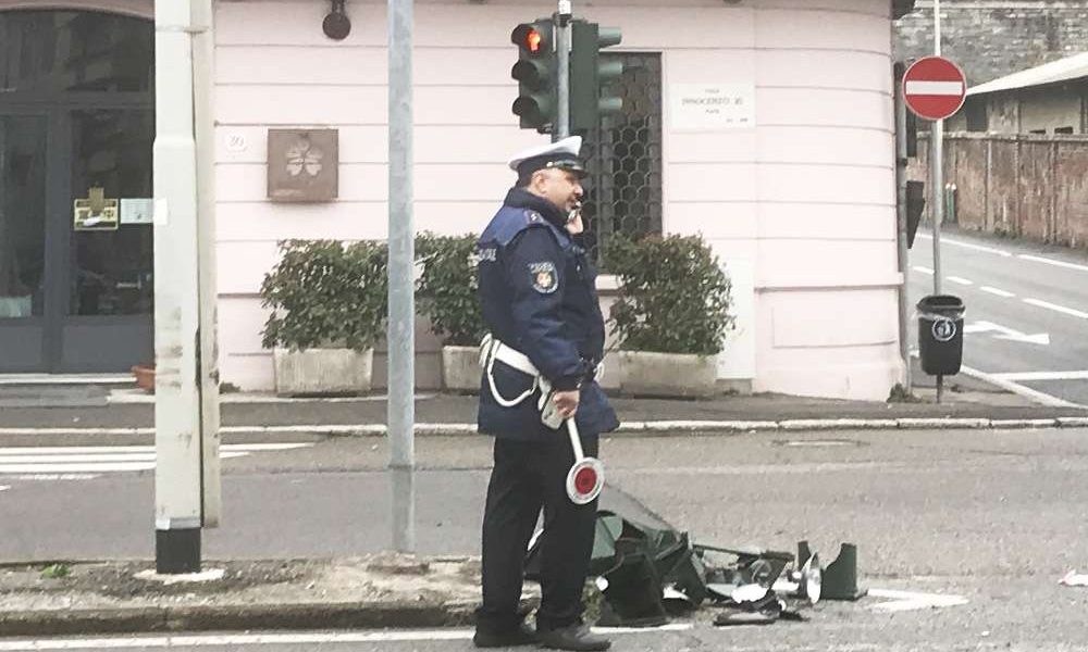 Incidente in viale Innocenzo, auto contro semaforo