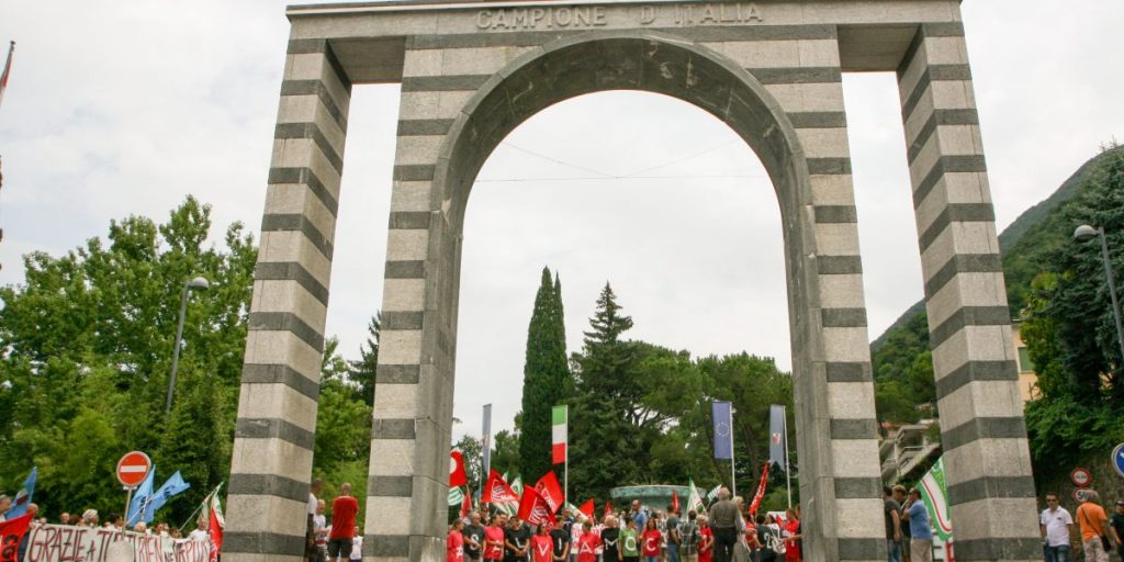 Campione, protesta dei cittadini in Comune. Nel pomeriggio i sindacati hanno incontrato il Prefetto