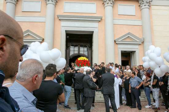Incidente di Guanzate, straziante l’addio ai due 21enni scomparsi. Martedì a Fino Mornasco i funerali della terza vittima