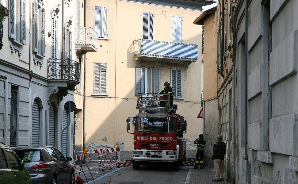 Cornicione pericolante in via Alciato, intervento dei vigili del fuoco