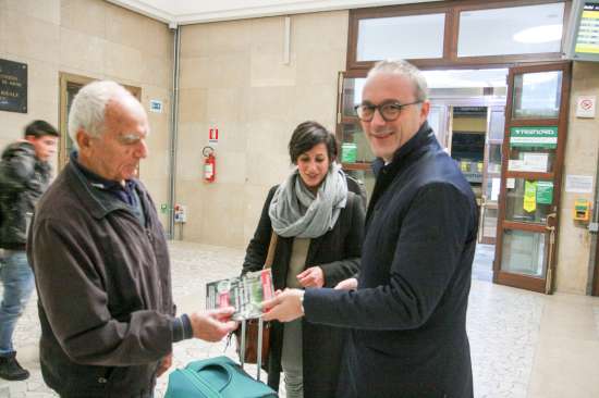 Il consigliere regionale del Pd Angelo Orsenigo in viaggio con i pendolari fra ritardi, treni vecchi e corse cancellate