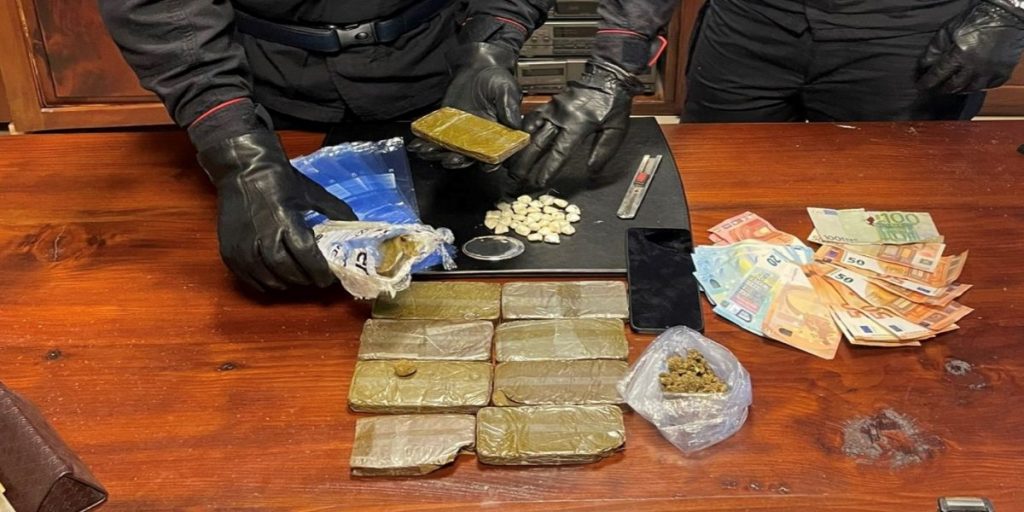 Mariano Comense: spacciano hashish e cocaina vicino alla scuola, arrestati due marocchini