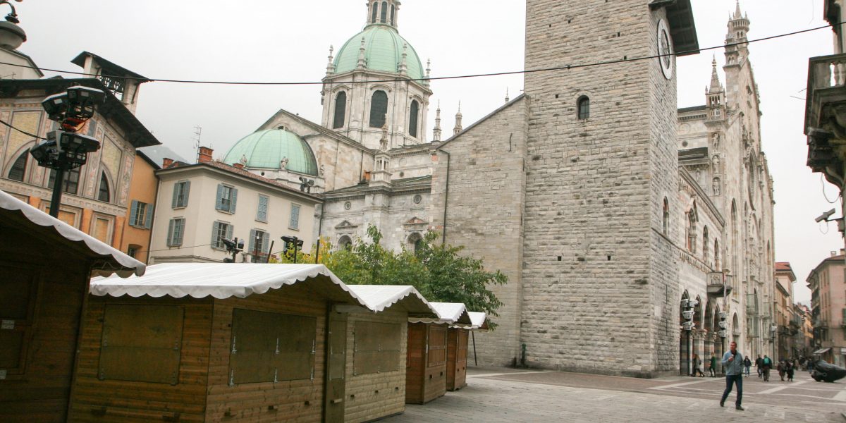 Le casette dei “Balocchi” a ridosso del Duomo. Sul Web infuriano le polemiche e le proteste