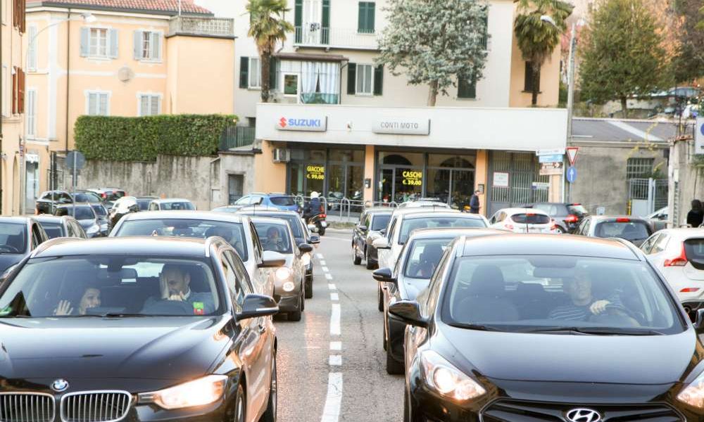 Il collasso che «non c’è». Traffico in tilt, il Comune preferisce parlare di rallentamenti