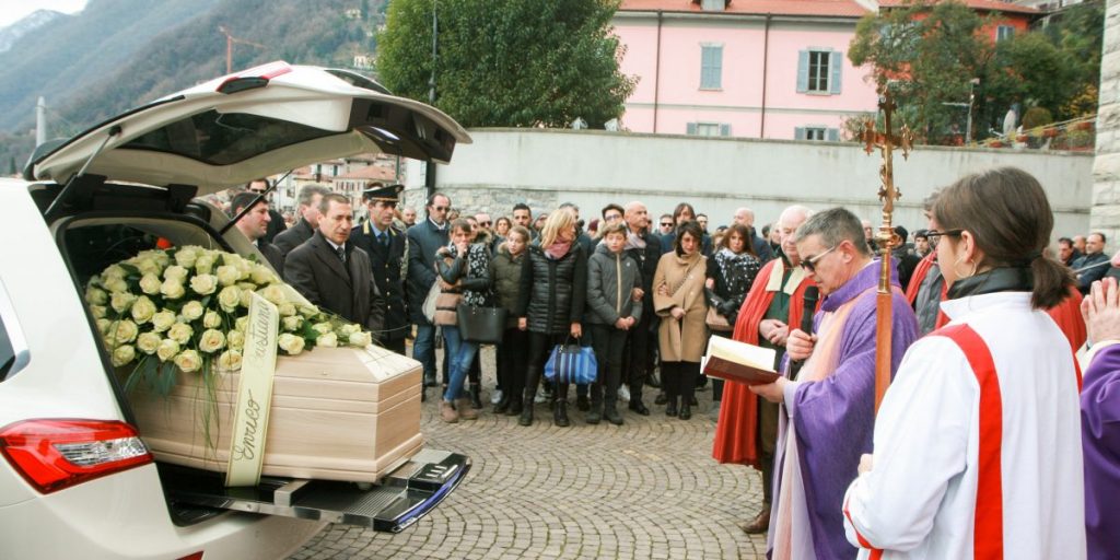 L’ultimo saluto al barista morto domenica nello schianto sulla Statale 38