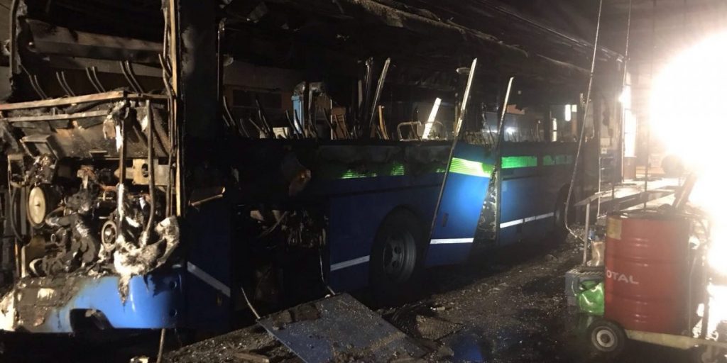 In fiamme autobus nel deposito Asf di Tavernola
