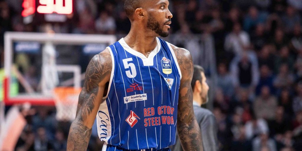 Pallacanestro Cantù, nella sconfitta contro Pesaro record di Ike Udanoh