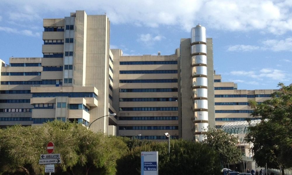 Impennata Covid, stretta su visite e attività ospedali sardi