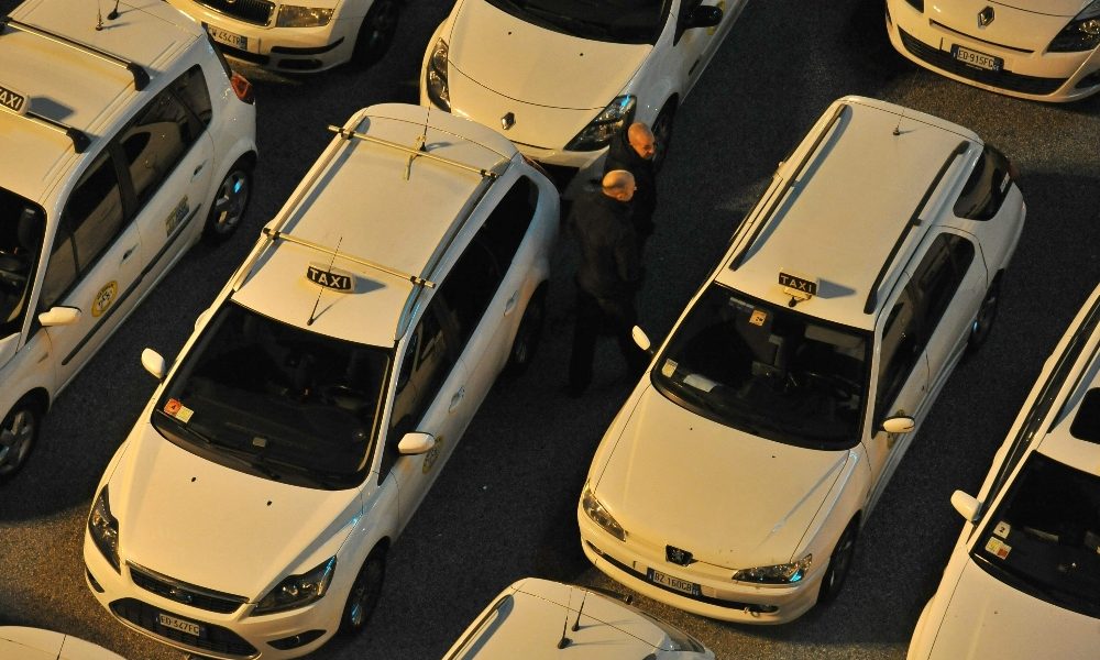 Imperia, taxi portano spesa a domicilio