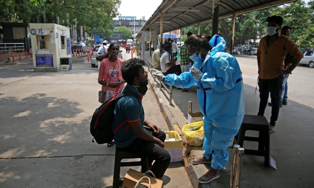 In India quasi un milione di casi di Covid in tre giorni
