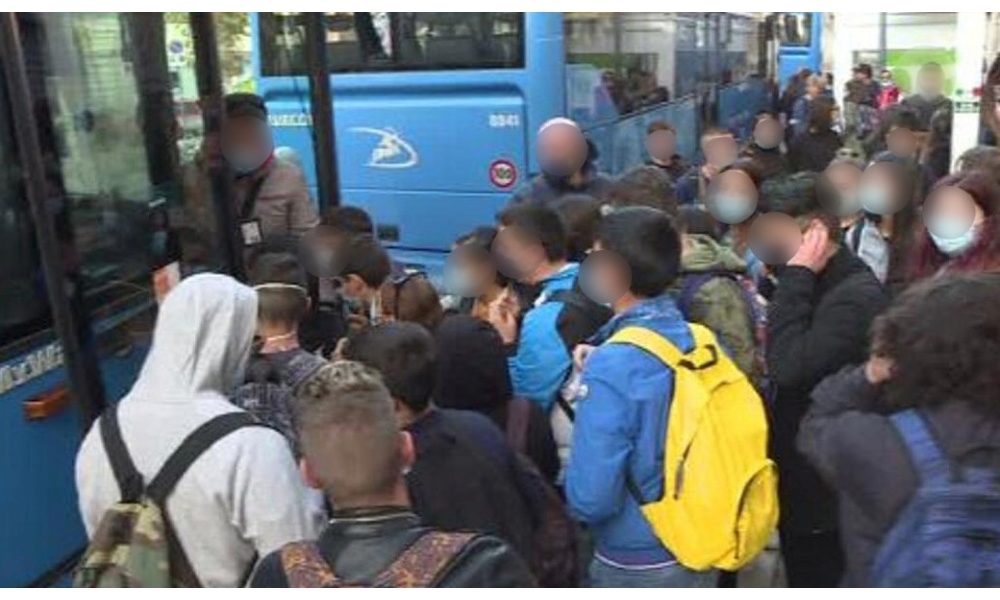 In Puglia stop a lezioni in presenza per triennio superiori