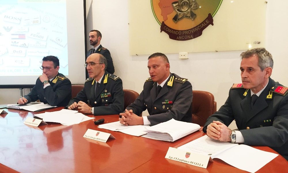 In boutique false griffe, 35 denunciati