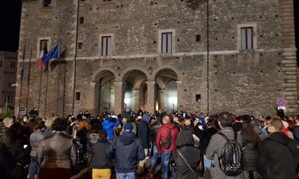 In centinaia manifestano a Terni contro il Dpcm