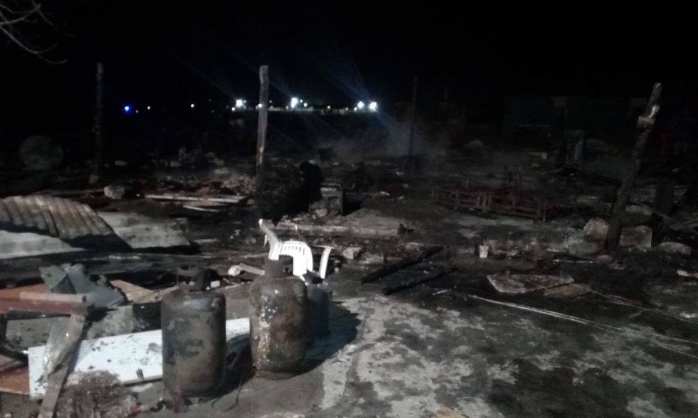 In fiamme 30 baracche in campo migranti