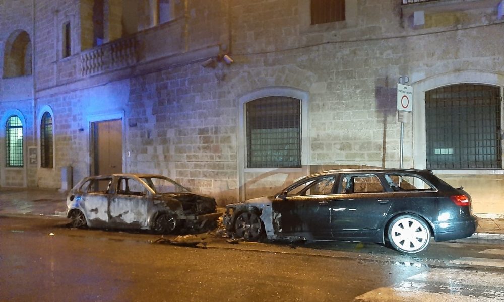 In fiamme auto civetta e privata dei Cc